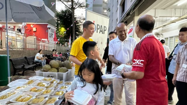 行动党忠邦支部派500公斤榴梿 庆祝国际老年人日