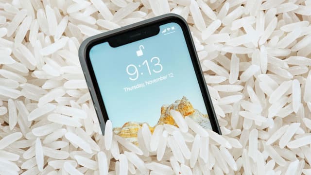 iPhone 进水后怎么办？ Apple警告：千万不要放进米中