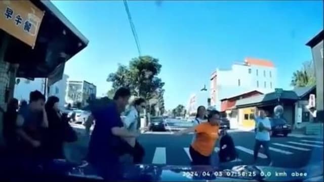 花莲大楼崩塌画面曝光 17人冲出早餐店逃一劫