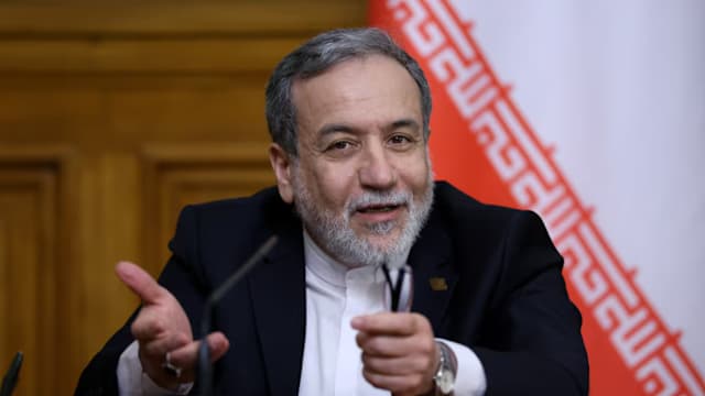 指责美在谈判接近达成时动武 伊朗外长：政权不可能更迭