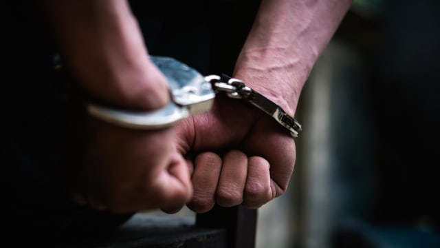 涉一系列破门行窃和偷窃案 22岁男子被捕