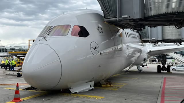 德国汉莎航空波音787法兰克福机场机头下沉 多人受伤