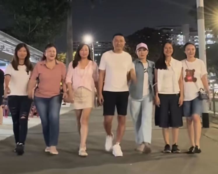 Cassandra See, Cherie Lim and ex-Mediacorp stars turn up to support Huang Yiliang at his crab beehoon stall