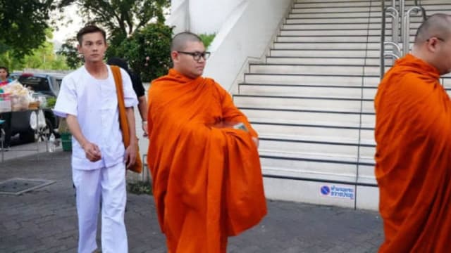 泰国带发出家，阿翔赤脚跟着僧人化缘！