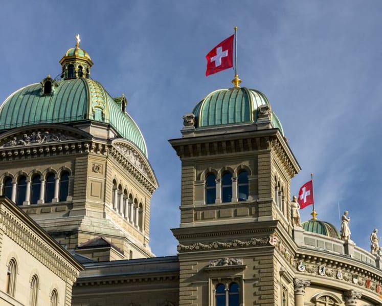 Switzerland seeks to tighten rules on bankers' bonuses