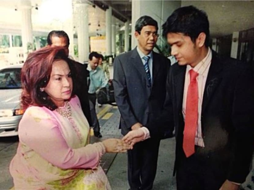 Datin Seri Rosmah Mansor shaking hands with her estranged son-in-law Datuk Fazley Yaakob.