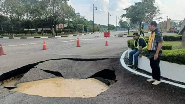 马国吉隆坡国际机场现大路坑 疑污水管漏水所致