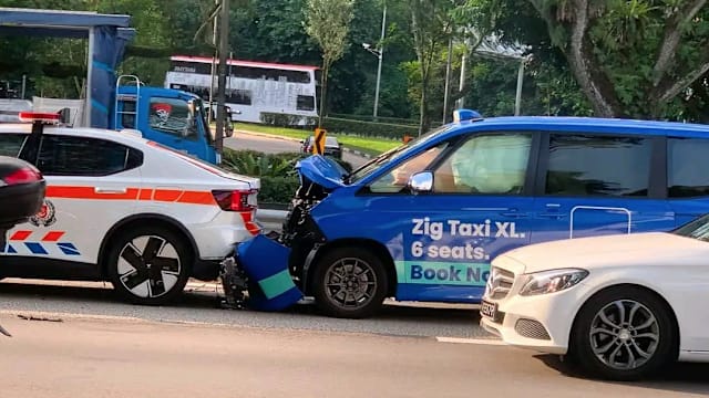 警车德士汽车三车相撞 两人送院