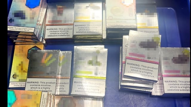 女子在兀兰关卡被发现车上藏有电子烟和配件