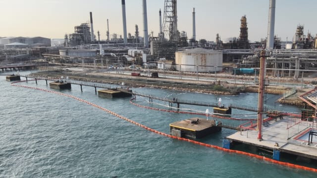 蚬壳石油处理设施停止漏油 已完成油膜清理工作