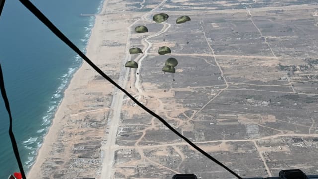 第九批人道救援物资运往卡萨 我国空军完成第二次空投任务