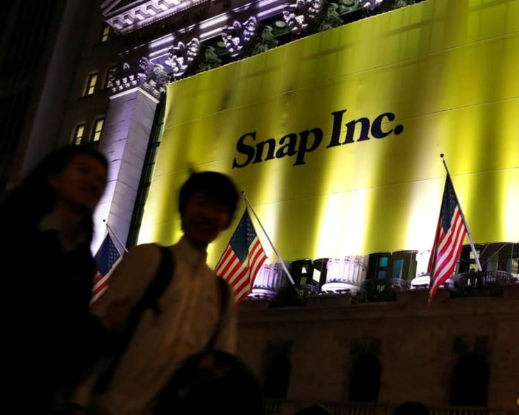 Snap reports upbeat revenue as holiday season fuels ad sales
