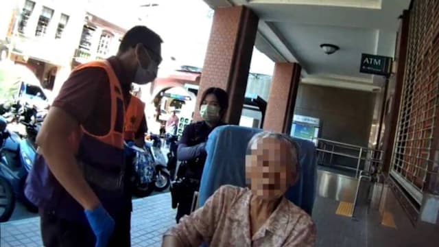 老妇携87万元金条现金赴约 途中跌倒揭交友骗局
