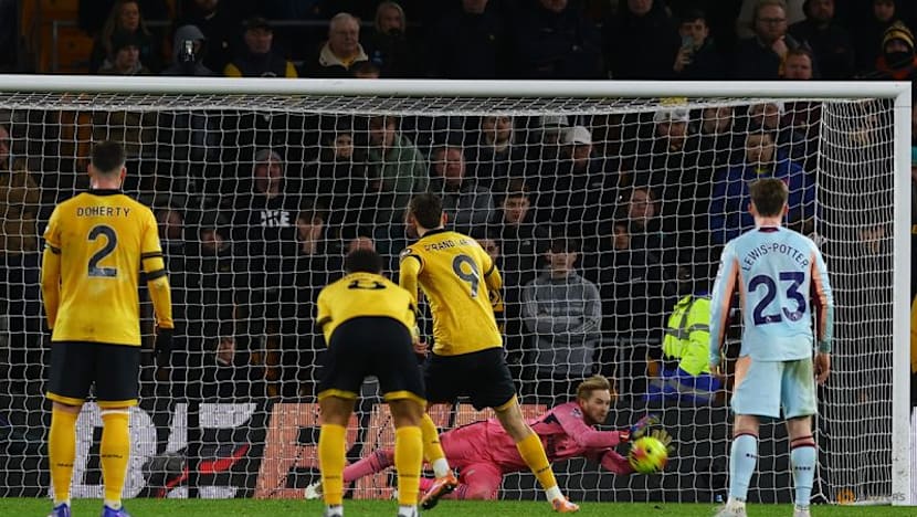 Arsenal regain Premier League lead with win at Everton, Chelsea salvage draw with Newcastle