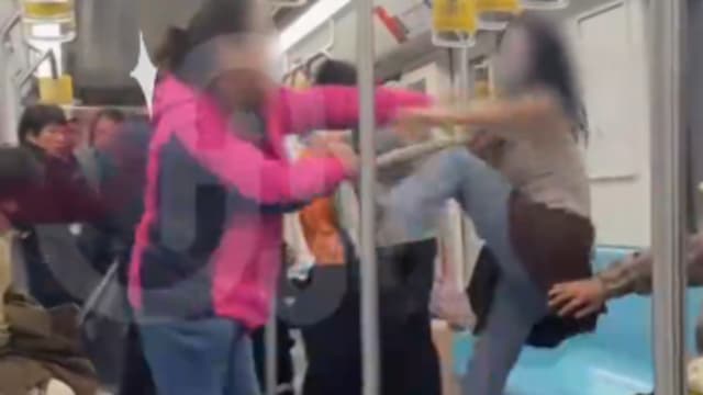 上海地铁两女子 为抢座位当众扭打