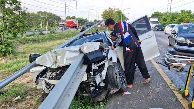 泰国发生恐怖车祸 护栏穿透车身造成两死