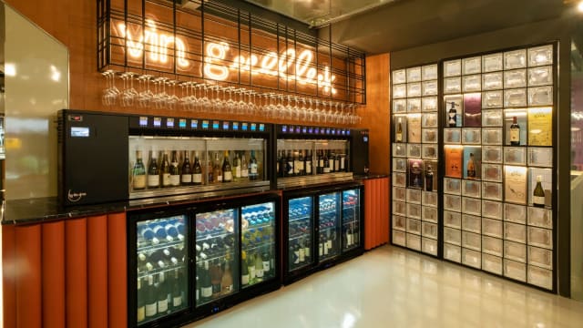 自动贩卖机点一杯$2.50的Rosé　葡萄酒也能很亲民