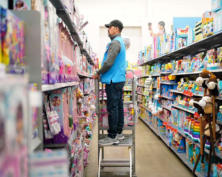 US retailers brace for likely recession after overcoming supply chain disruptions, hiring issues