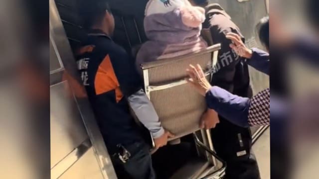 妻子剖腹产 中国男子体贴请搬家公司“搬” 上楼