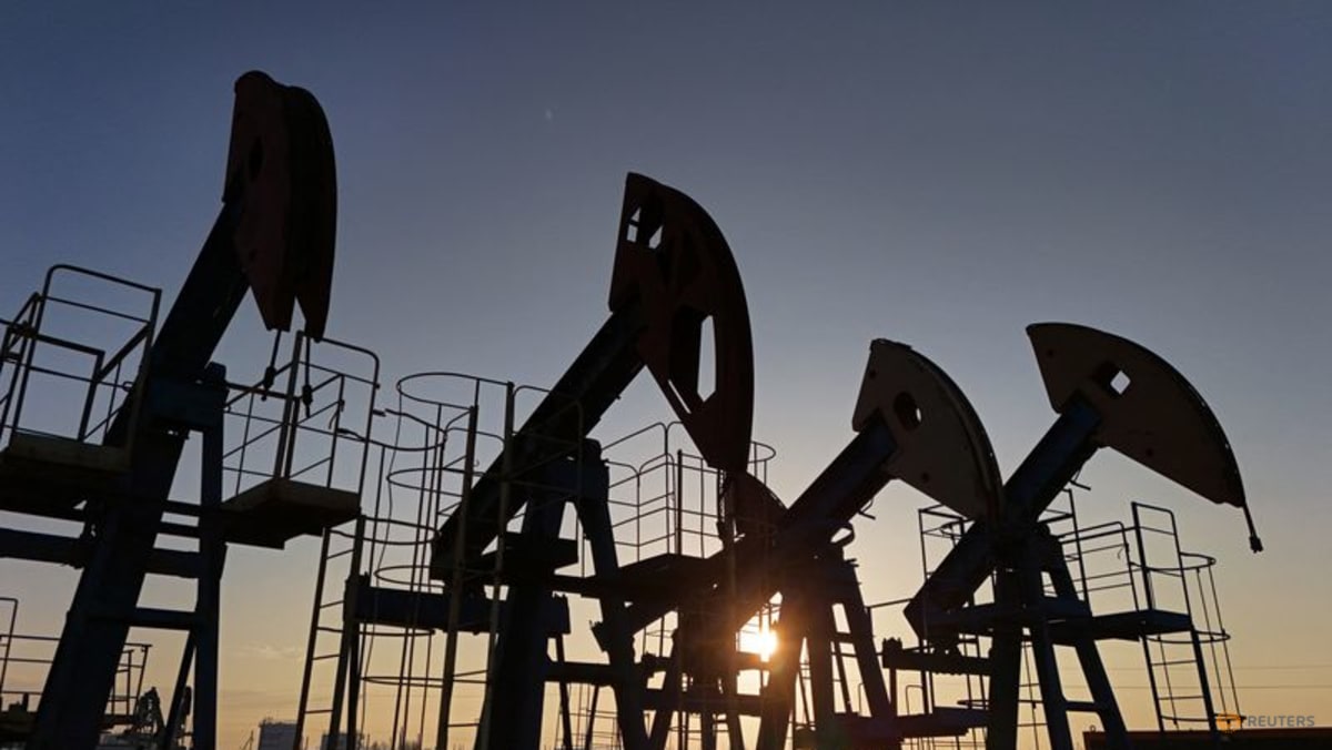Oil falls by over $1 per barrel as Iran talks in focus