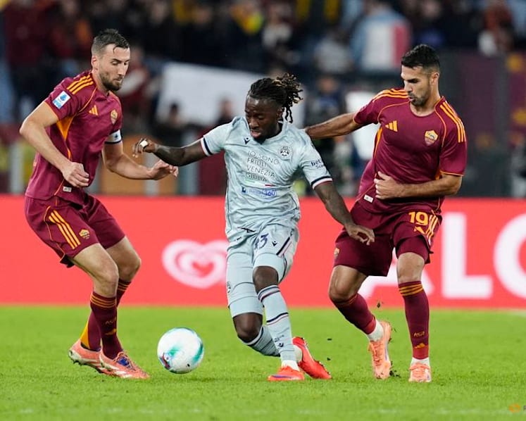 Roma move top with 2-0 win over Udinese