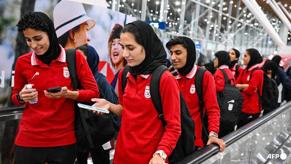 Iranian women's football team member changes mind on asylum in Australia