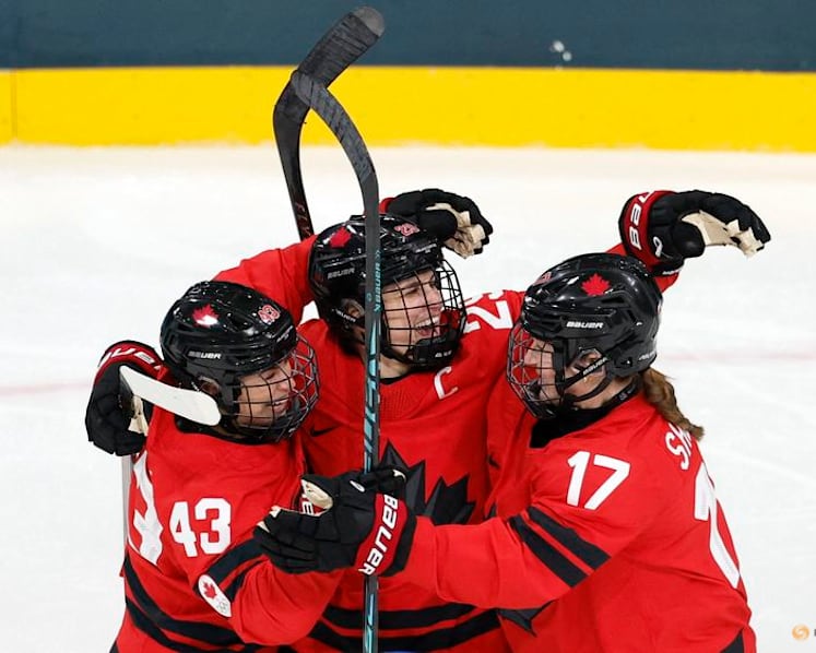 Ice hockey-Poulin injury worry overshadows Canada's comfortable Czech win