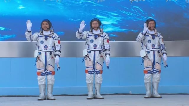 中国成功发射神舟十八号载人飞船