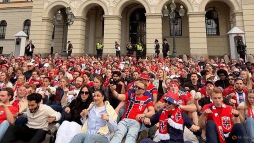 Norwegian fans take dawn World Cup party to palace gates to wake the King