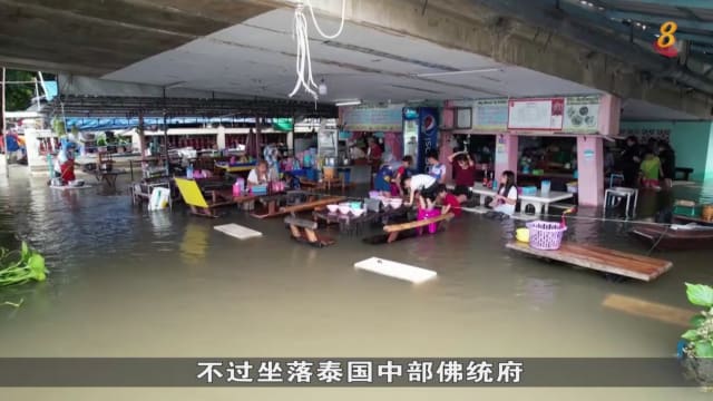 长期淹水 泰国面摊水上泡脚用餐受欢迎
