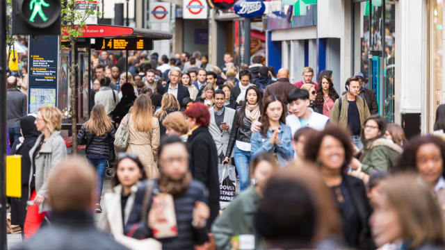 英国10月份经济连续两个月萎缩