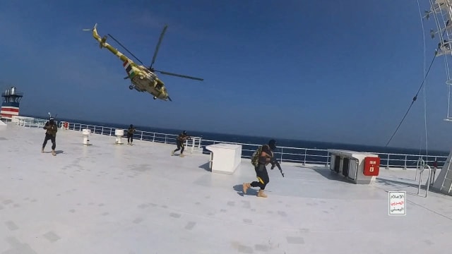 遭胡塞武装组织挟持的货船目前停靠也门荷台达港口