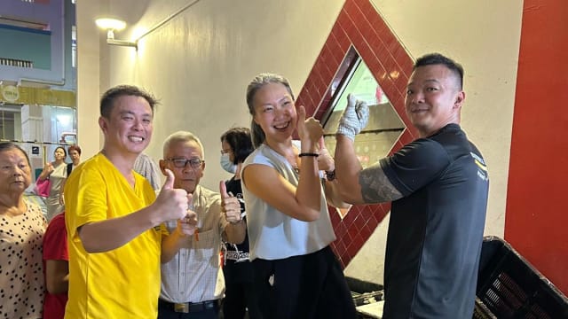 义顺店家最后一天加码送1000榴梿 议员也来帮忙