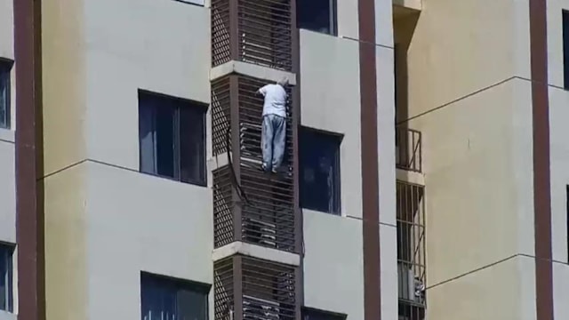 北京89岁老妇被反锁 爬窗沿外墙护栏逃生反被困