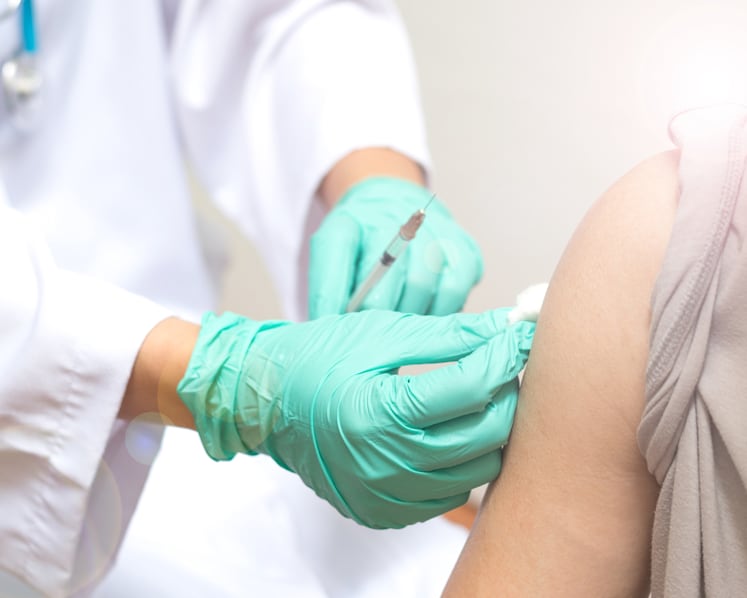 Doctors urge vaccination against pneumonia, which may cause health issues for years after an episode