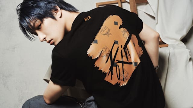 ATEEZ Mingi穿MCM联名系列启程狮城，将现身品牌50周年快闪活动！