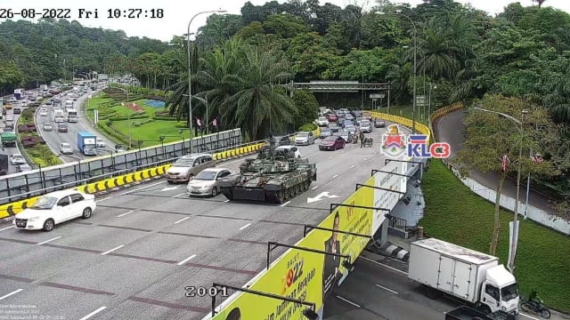 马国军用坦克路中央抛锚 交通一度受堵停顿
