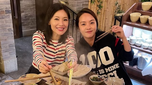 黄暄婷首次主持《红星大奖》，获欧菁仙隔空传授锦囊妙计