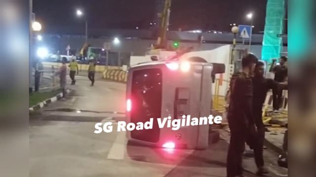 疑似打滑 货车失控侧翻兀兰7道 