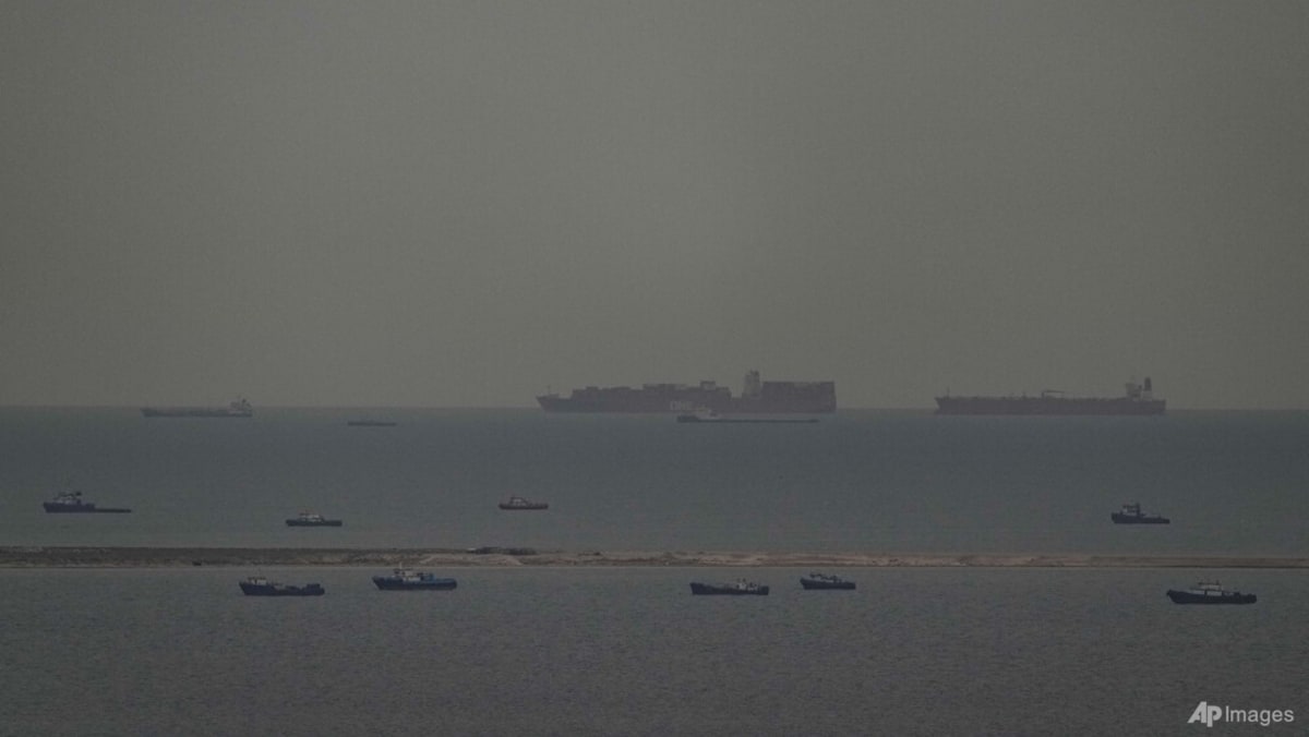 Deadline passes for US blockade of Hormuz, Iran threatens to retaliate against Gulf neighbours