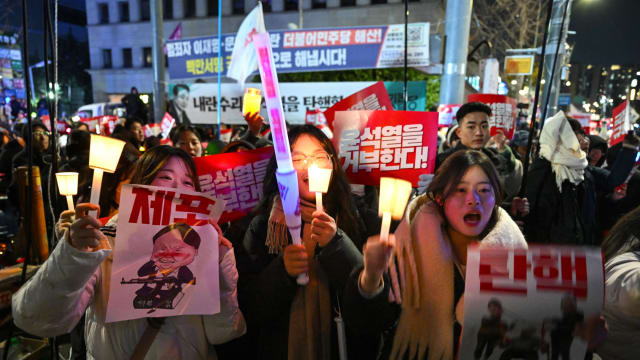韩国国会外有近15万人聚集 要求尹锡悦下台