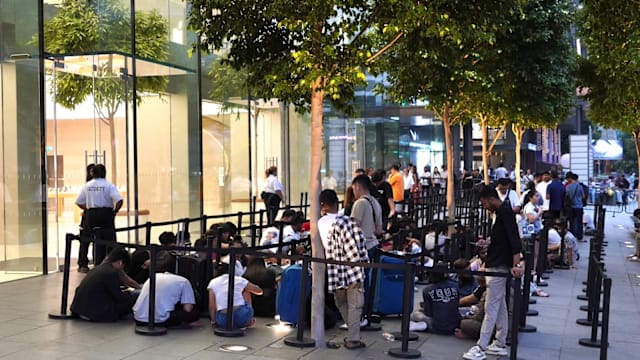 苹果新手机今开卖 天未亮乌节路就排长龙