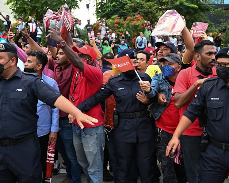 Voters left feeling ‘powerless’ in ongoing political gridlock following Malaysia GE15 results: Experts