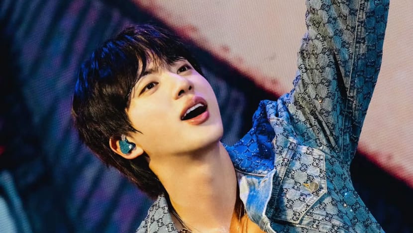 Terpesona wajahnya sendiri, Jin BTS akui bisa betah ngaca 3 jam usai mandi
