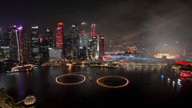 SG60特别设计 烟火点亮滨海湾夜空