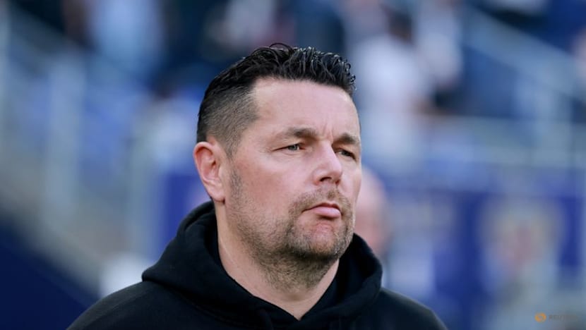 Lens appoint Toppmoller as manager to replace Sage