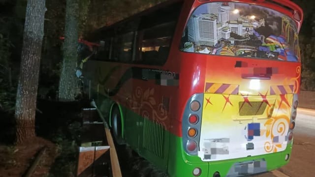 巴士从马国云顶下山失控撞山壁 三人受伤