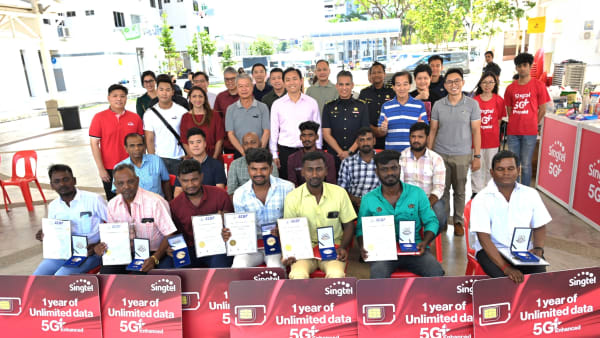 ஆபத்தில் உதவிய வெளிநாட்டு  ஊழியர்களுக்கு விருதுகள் கொடுத்துக் கௌரவித்த குடிமைத் தற்காப்புப் படை
