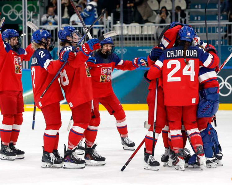 Ice hockey-Czechs get off the mark as Sweden sail into quarters