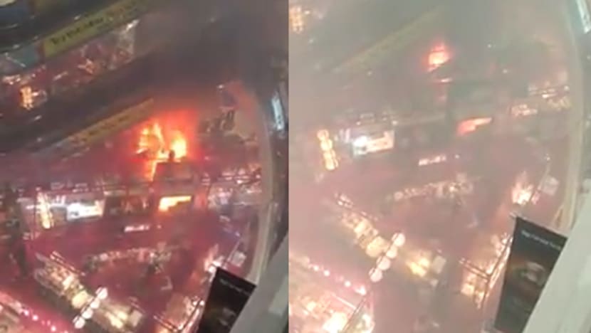 Tampines Mall dibuka semula, seorang lelaki dikejarkan ke hospital Tampines Mall dibuka semula, seorang lelaki dikejarkan ke hospital